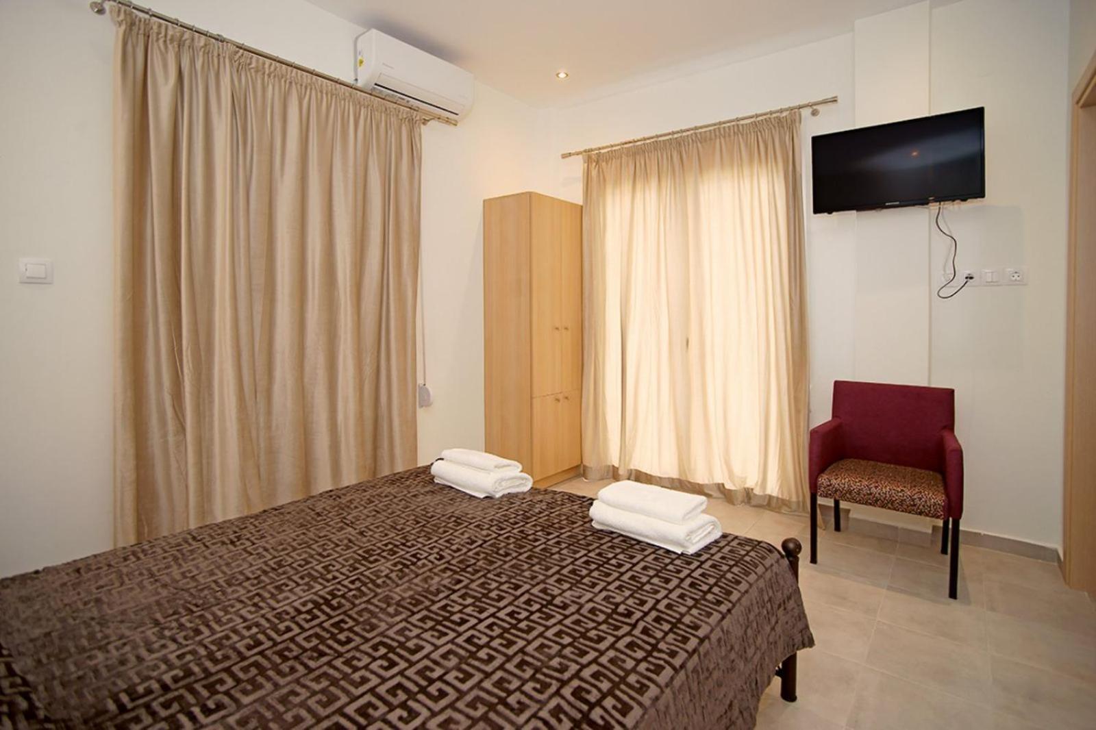 Karnagio Rooms Kyparissia Exteriör bild